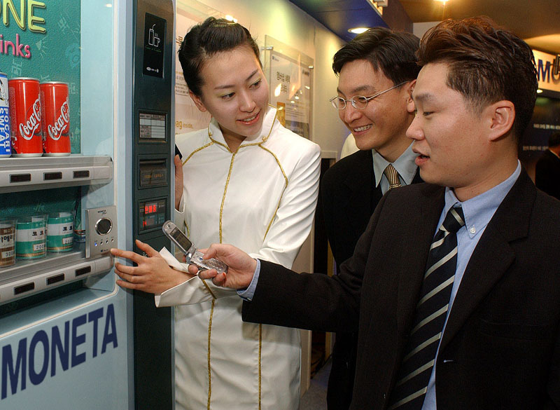 On December 10th, 2002, SK Telecom opened up a new era of mobile payment by cellular phone in holding the coalition signing ceremony for `MONETA` mobile payment service with Korea Exchange Bank Credit Service, Woori Card and SK Corp.